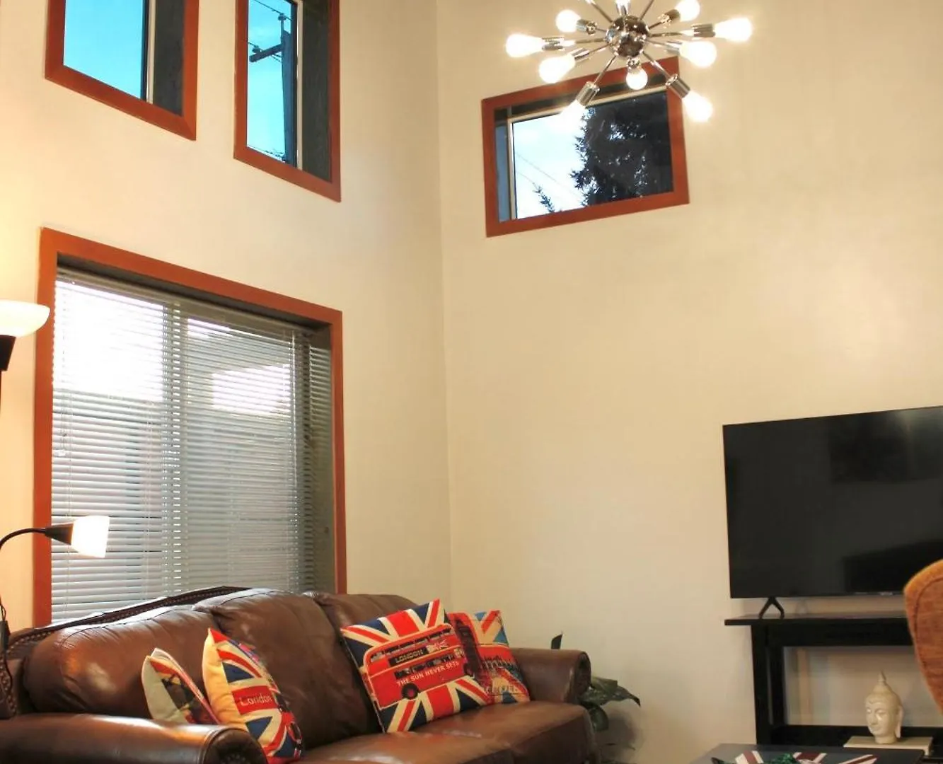 Private Bright Modern Studio! Queen Bed ! Victoria