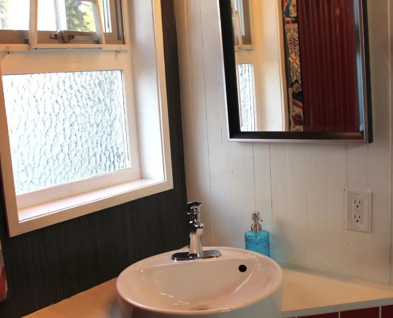 Private Bright Modern Studio! Queen Bed ! Victoria Apartment