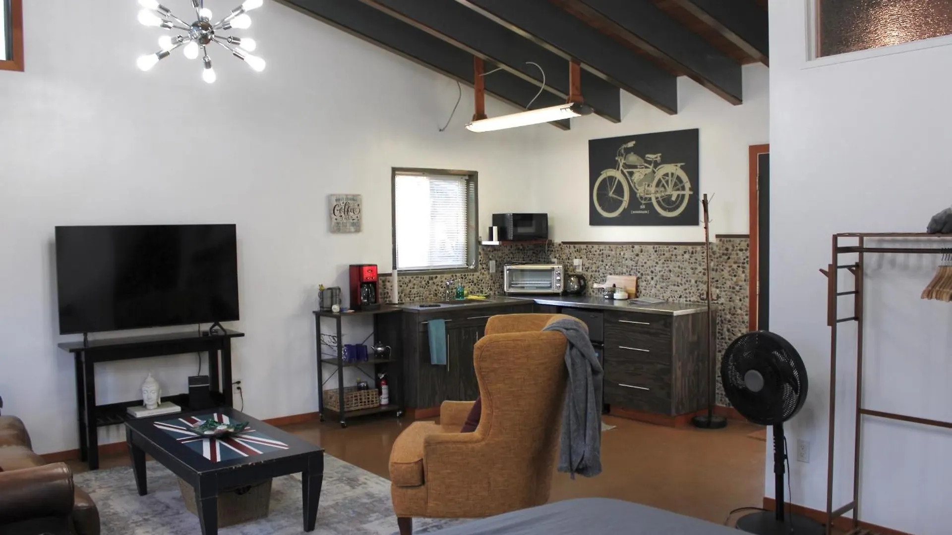 Apartment Private Bright Modern Studio! Queen Bed ! Victoria Canada