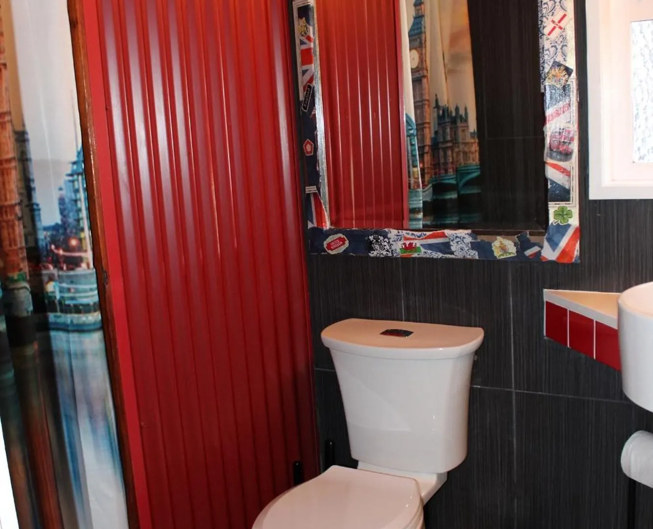 Private Bright Modern Studio! Queen Bed ! Victoria