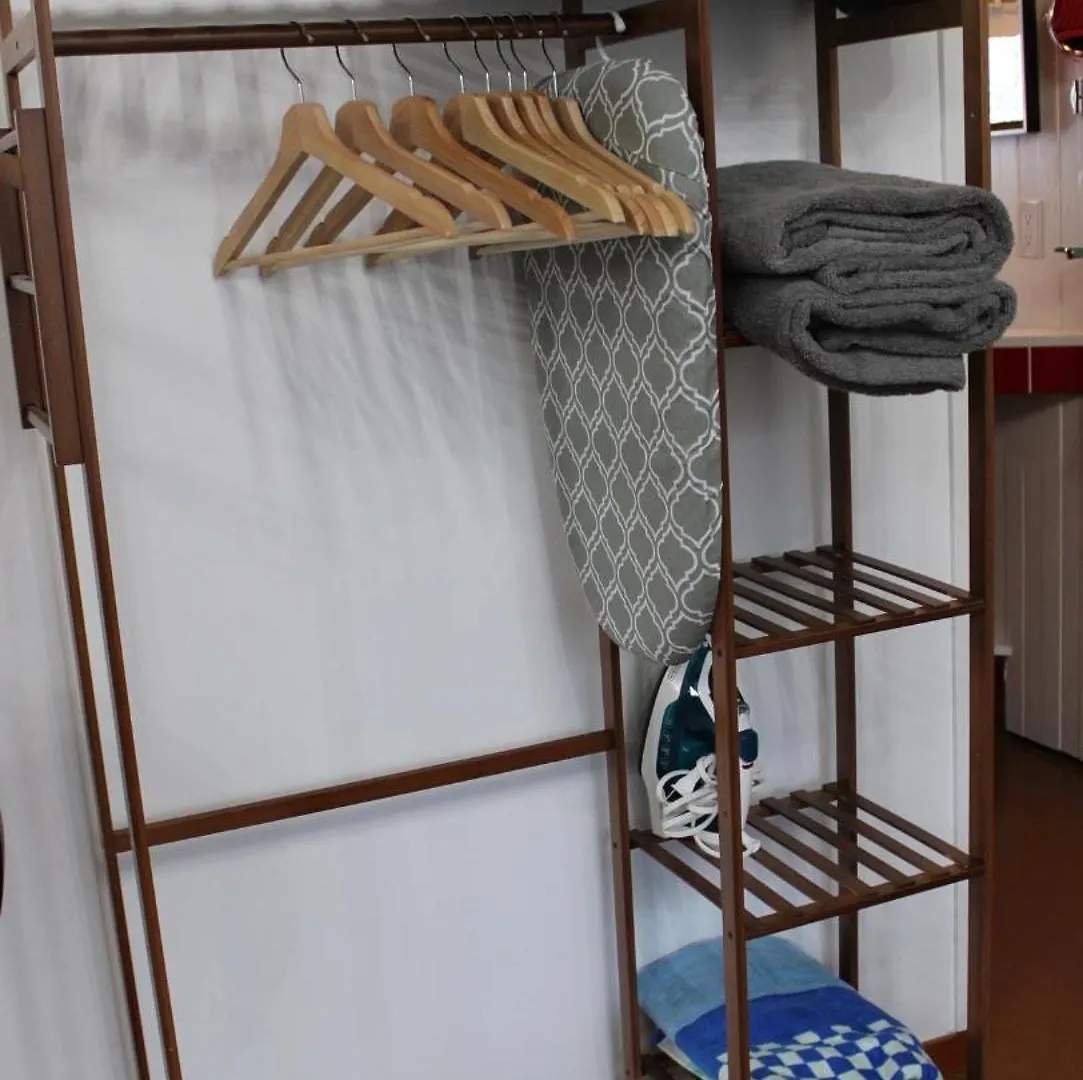 Private Bright Modern Studio! Queen Bed ! Victoria Canada