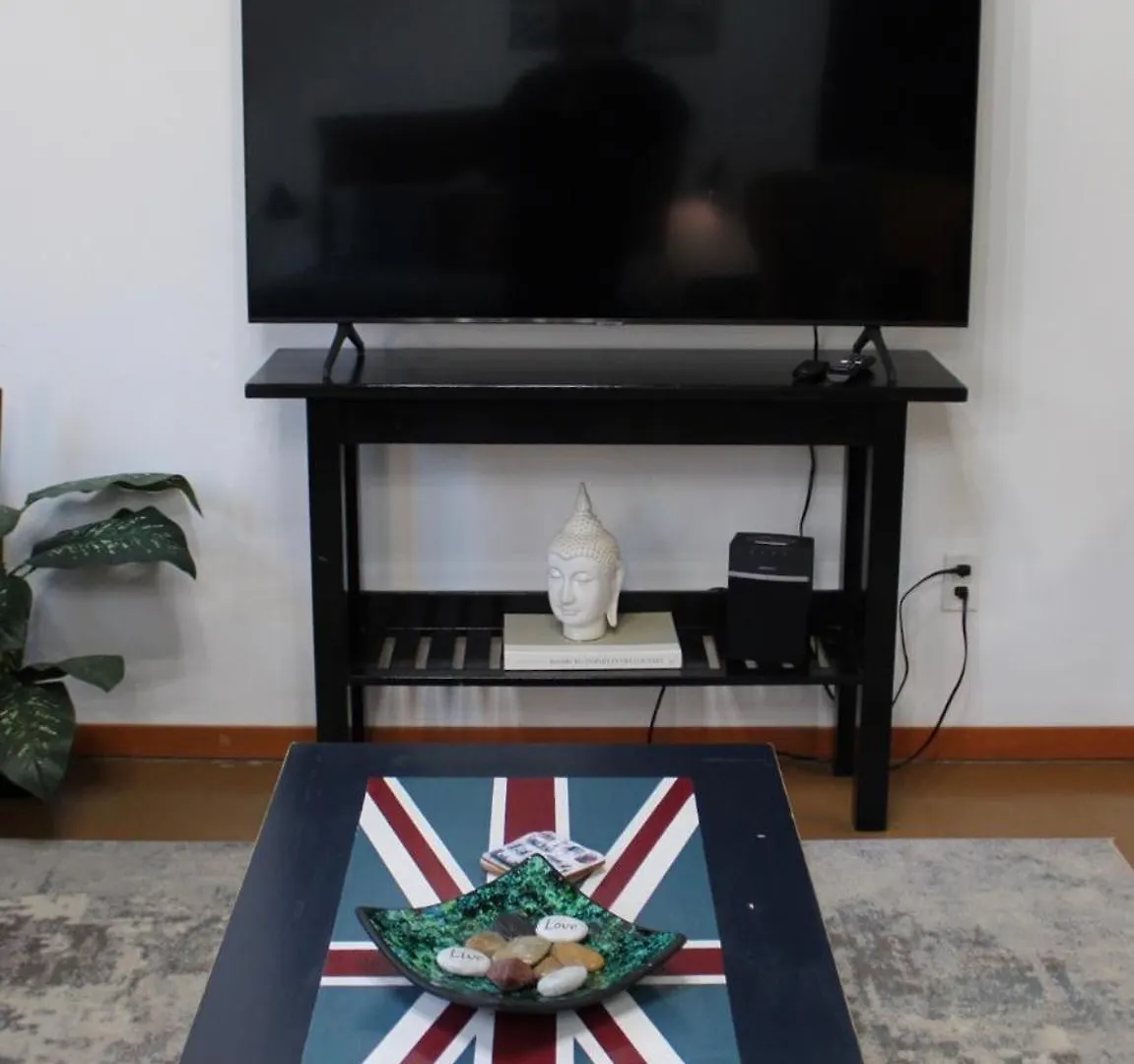 Apartment Private Bright Modern Studio! Queen Bed ! Victoria