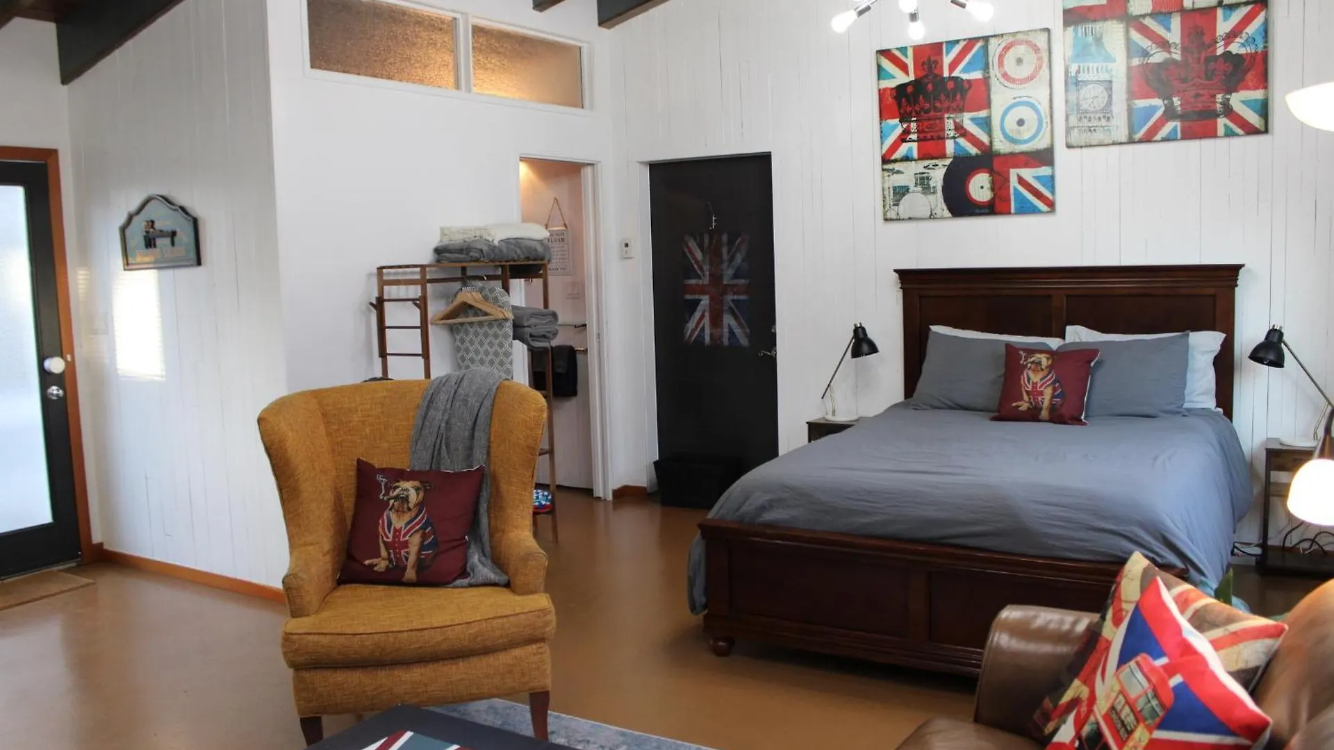 Private Bright Modern Studio! Queen Bed ! Victoria 0*,