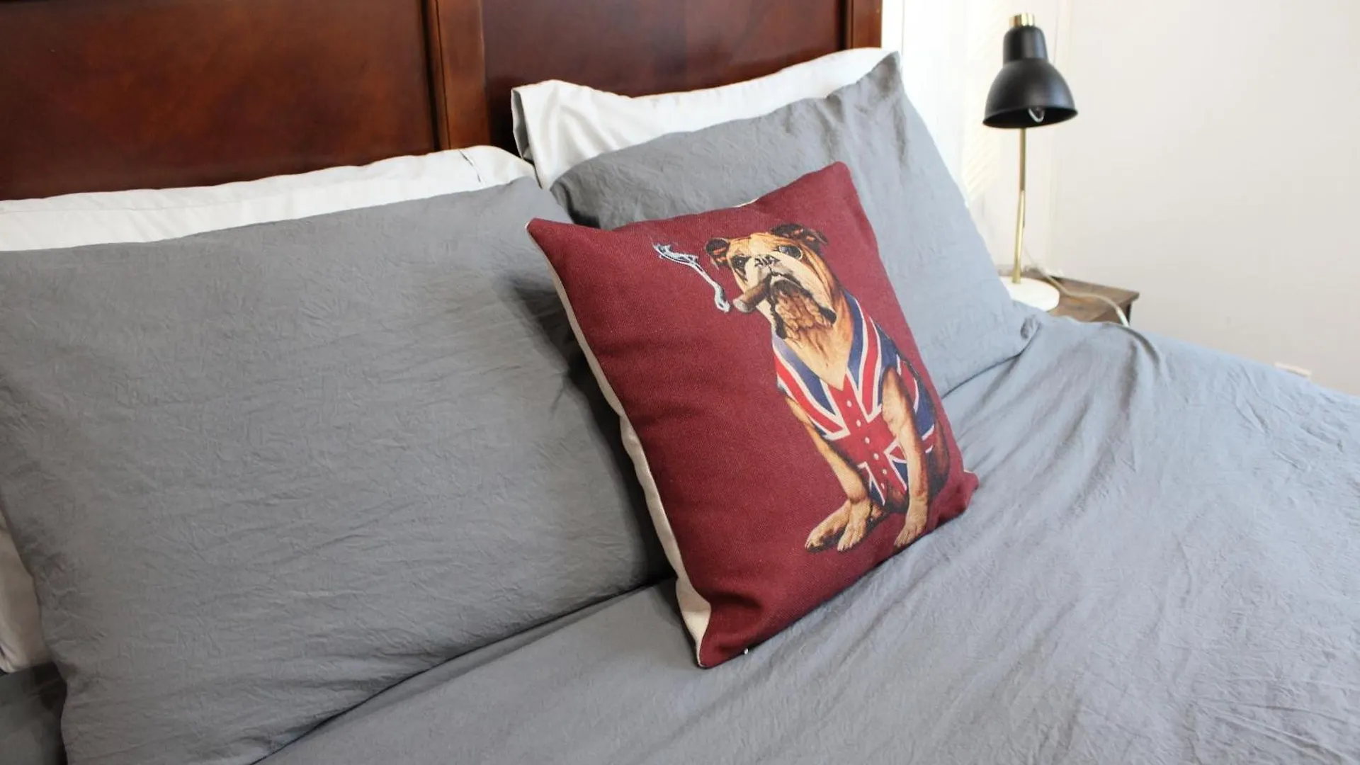 Apartment Private Bright Modern Studio! Queen Bed ! Victoria